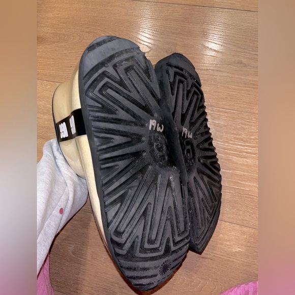 Conscious
UGG
Classic Clear "Natural Black" boots - Picture 3 of 7